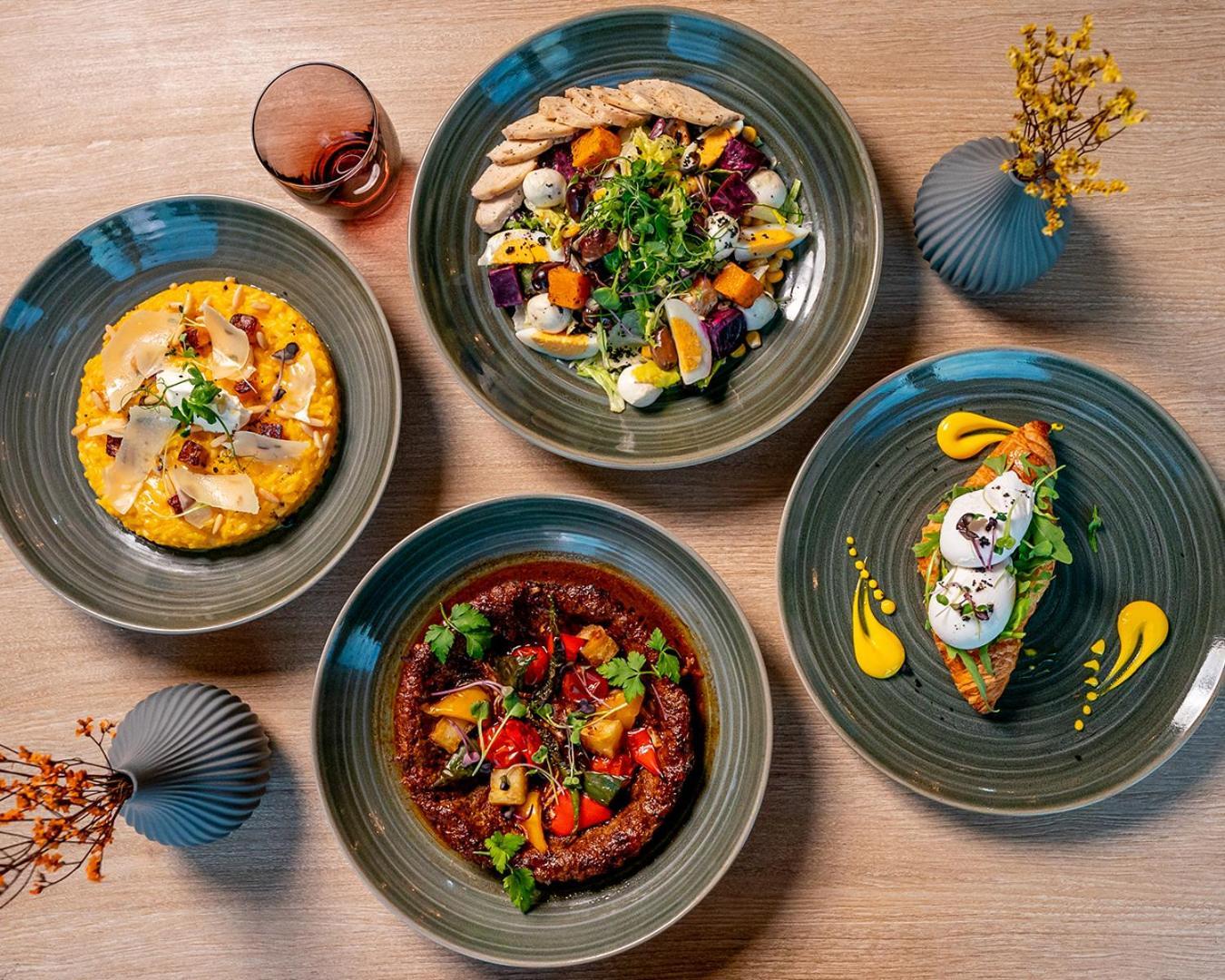Doubletree By Hilton Fujairah City Eksteriør bilde Dishes at the restaurant