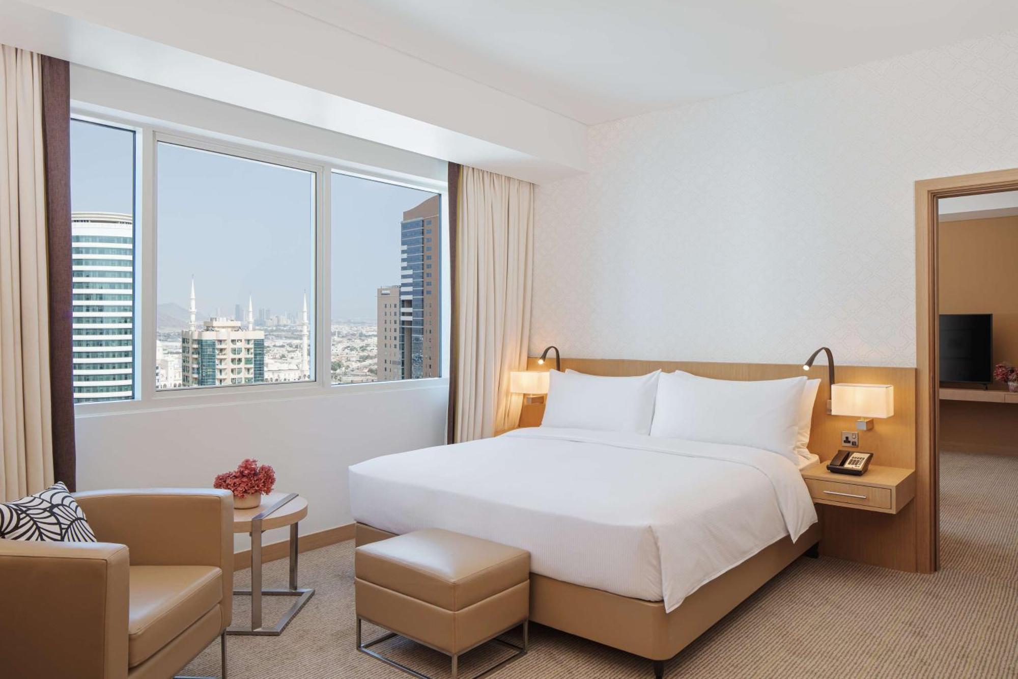 Doubletree By Hilton Fujairah City Eksteriør bilde A bedroom at the hotel