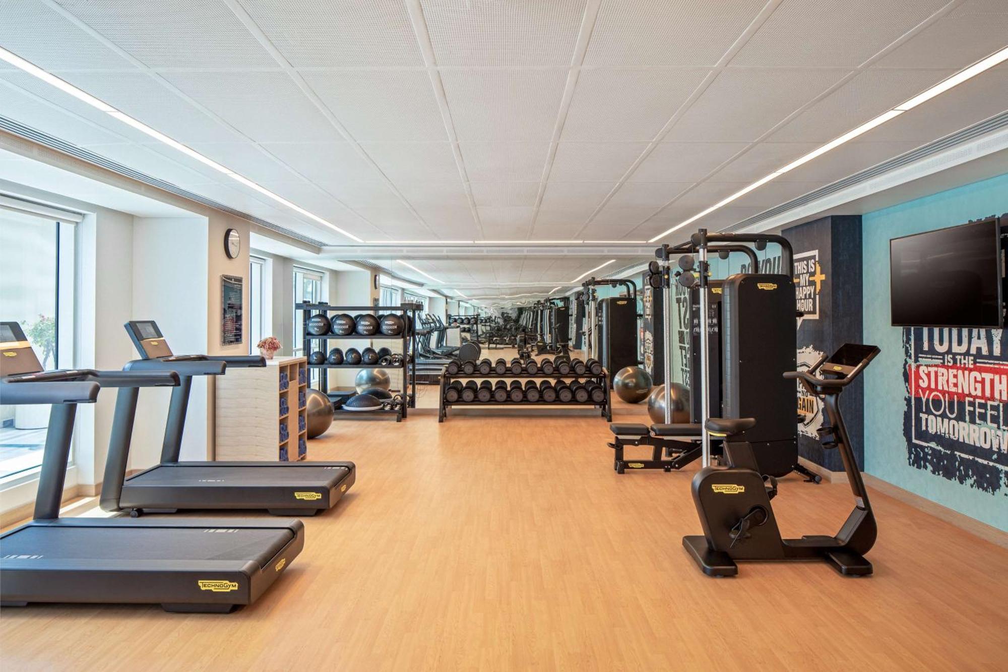 Doubletree By Hilton Fujairah City Eksteriør bilde The gym at the hotel