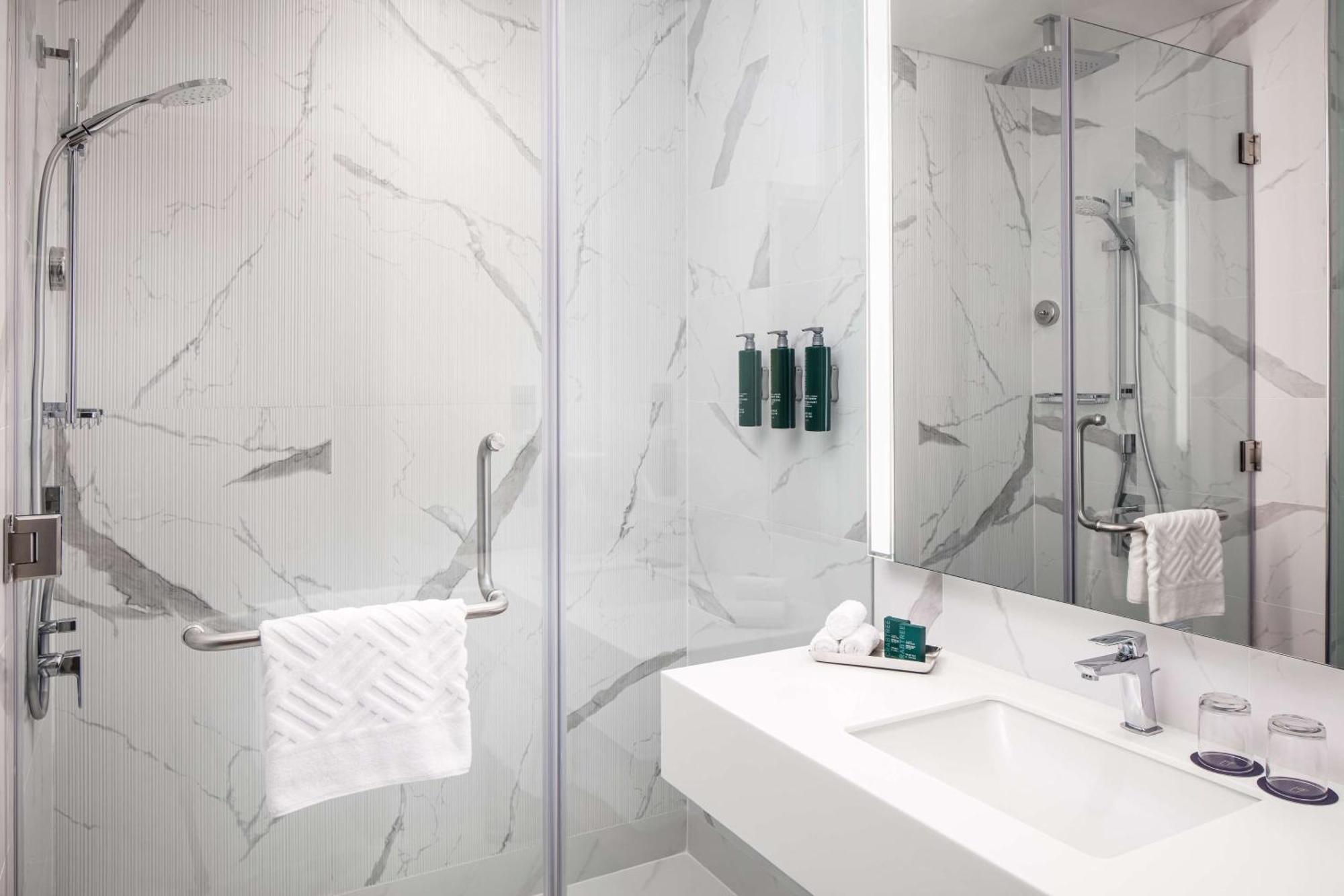Doubletree By Hilton Fujairah City Eksteriør bilde Bathroom