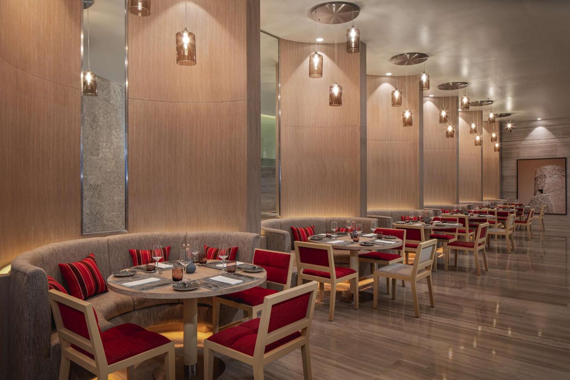 Doubletree By Hilton Fujairah City Eksteriør bilde The interior of the restaurant