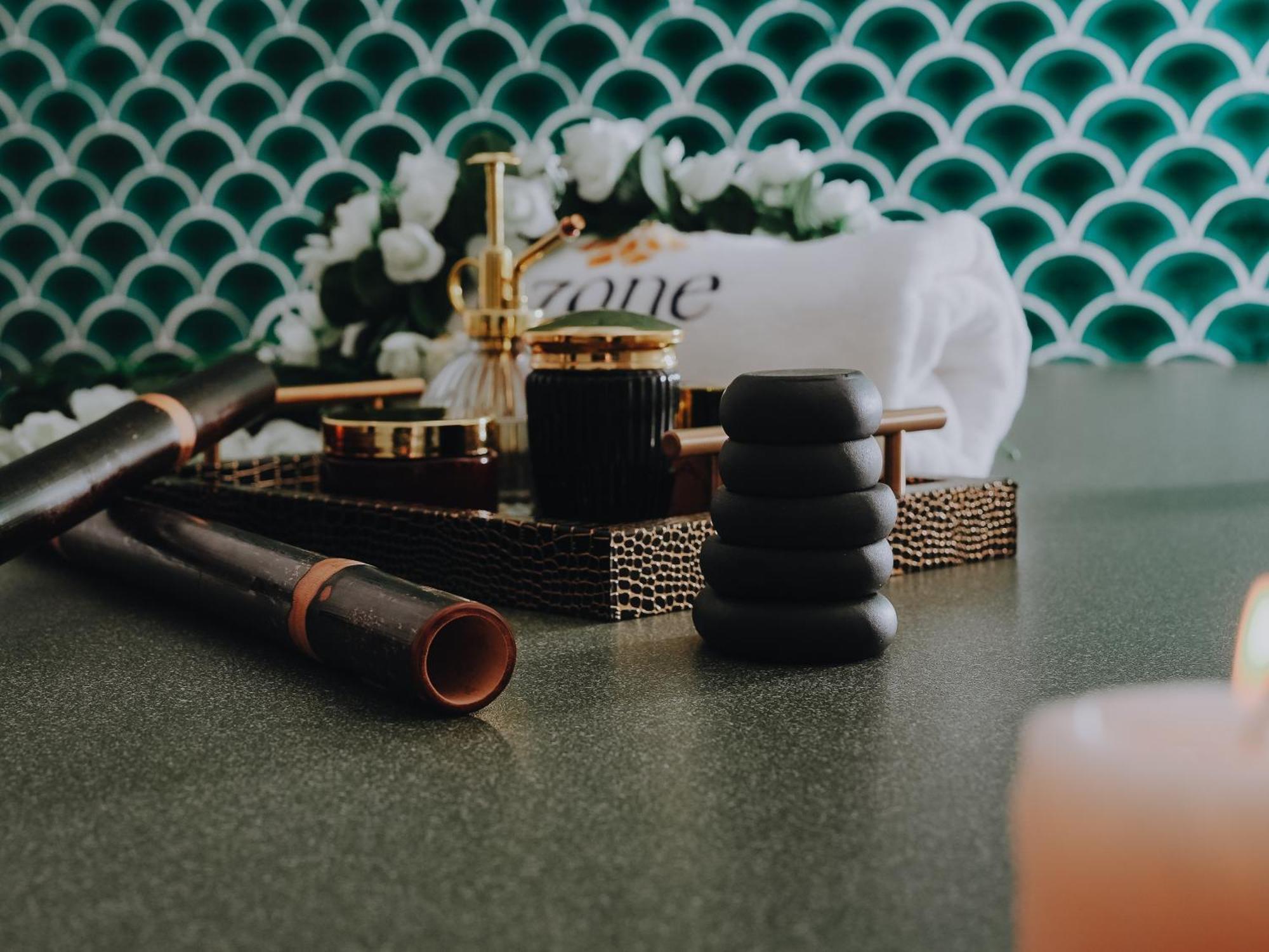 Doubletree By Hilton Fujairah City Eksteriør bilde A collection of makeup products
